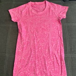 Lululemon swiftly tech short sleeve size 6